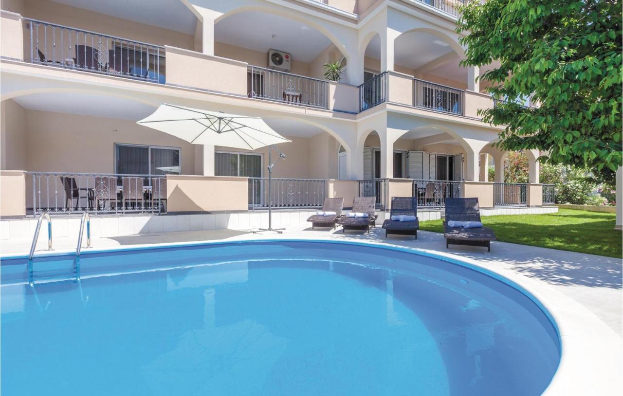 Lovely Apartment In Kastel Stafilic With Jacuzzi Каштела Экстерьер фото