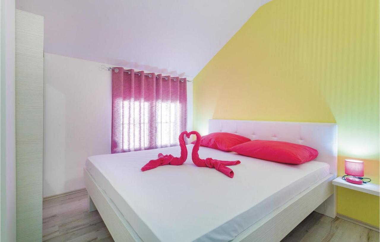 Lovely Apartment In Kastel Stafilic With Jacuzzi Каштела Экстерьер фото
