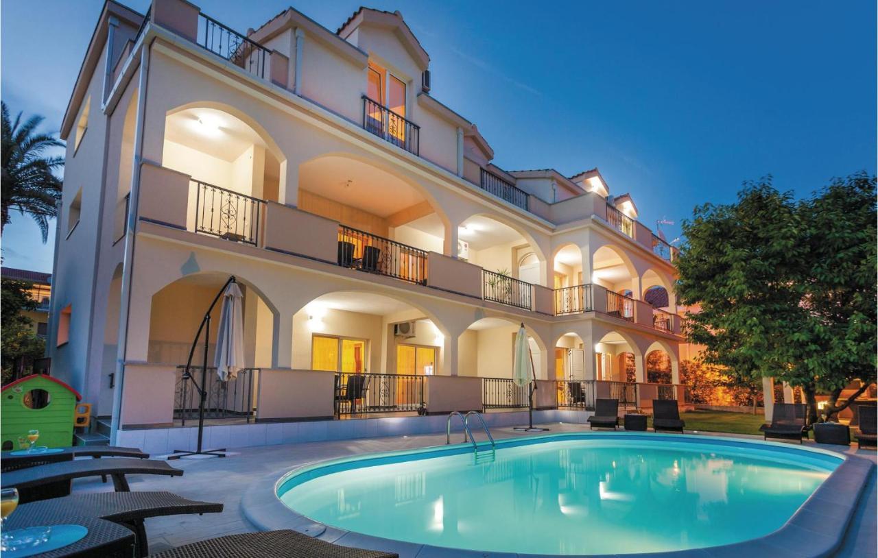Lovely Apartment In Kastel Stafilic With Jacuzzi Каштела Экстерьер фото
