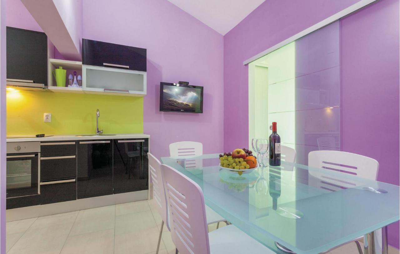 Lovely Apartment In Kastel Stafilic With Jacuzzi Каштела Экстерьер фото