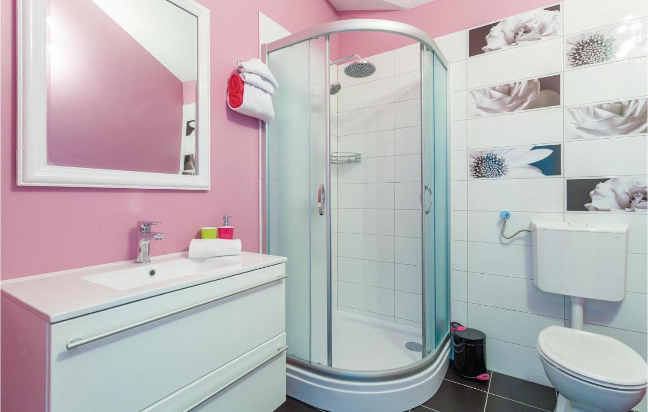 Lovely Apartment In Kastel Stafilic With Jacuzzi Каштела Экстерьер фото