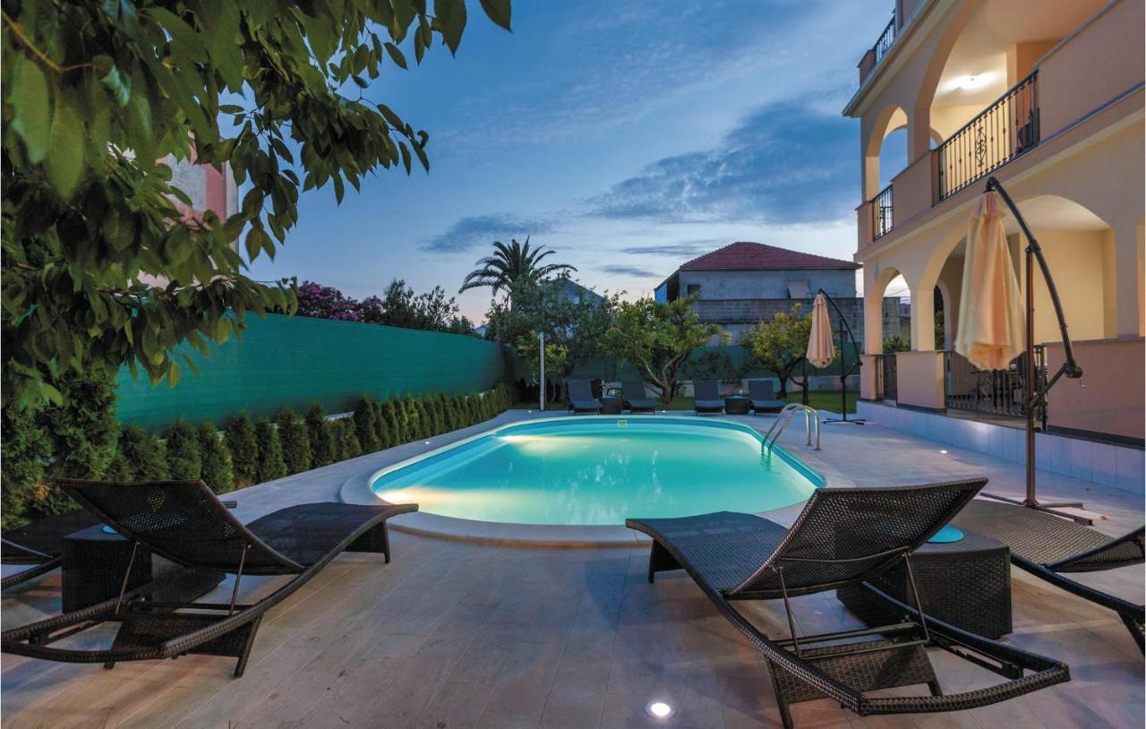 Lovely Apartment In Kastel Stafilic With Jacuzzi Каштела Экстерьер фото