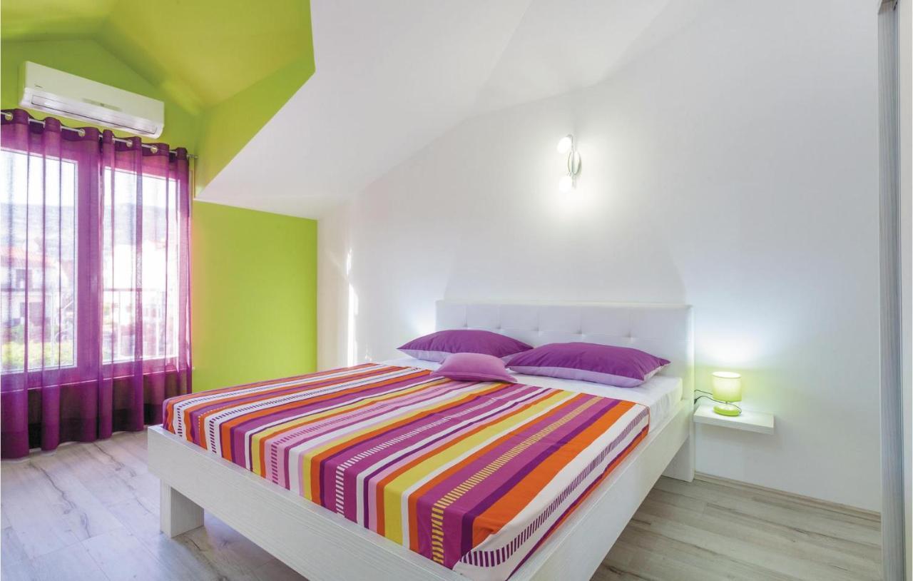 Lovely Apartment In Kastel Stafilic With Jacuzzi Каштела Экстерьер фото